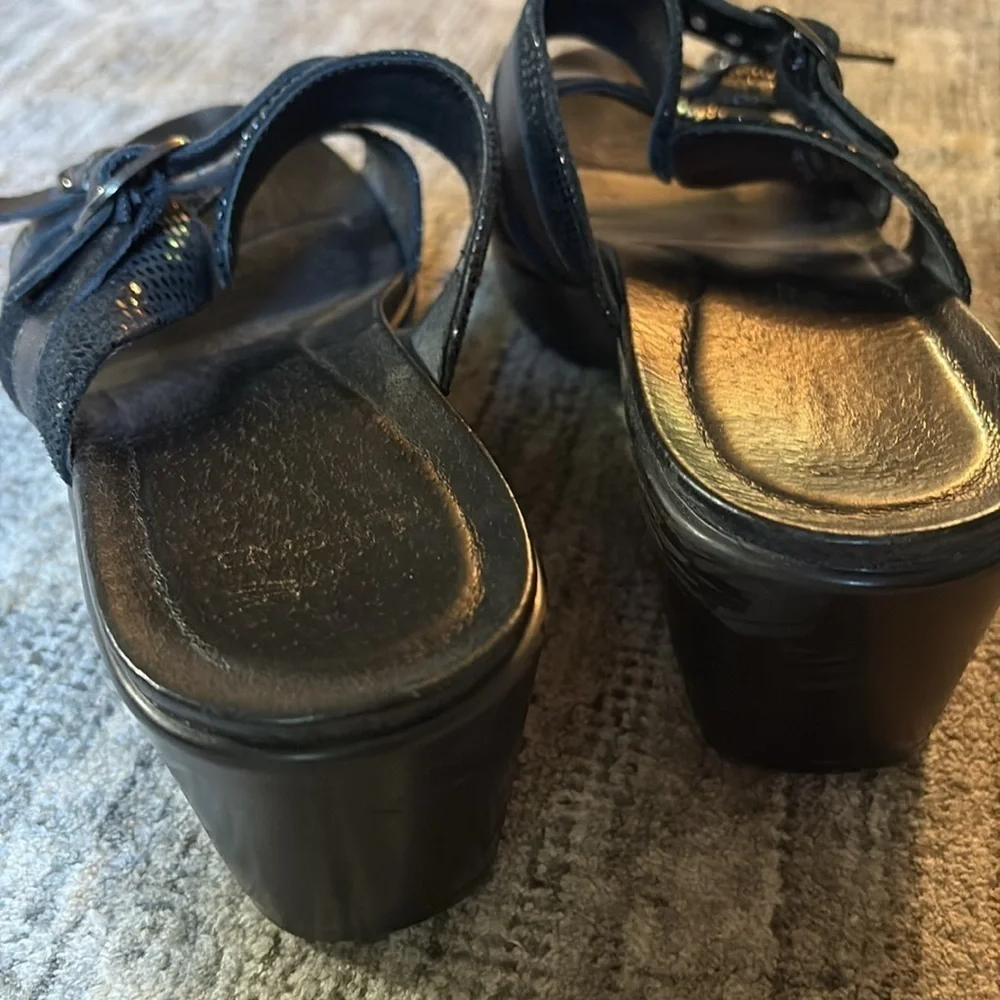 Dansko womens size 39 (8.5/9) Stylish Black Wedge Sandals- slip on